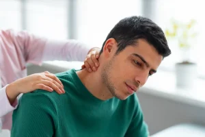 اعراض الشد العضلي في الرقبة والكتف
